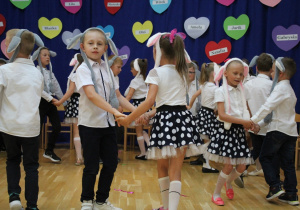 dzieci tańczą w parach jako króliczki